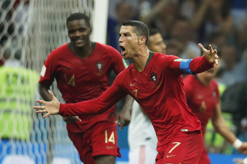 Com três de Ronaldo, Portugal e Espanha empatam