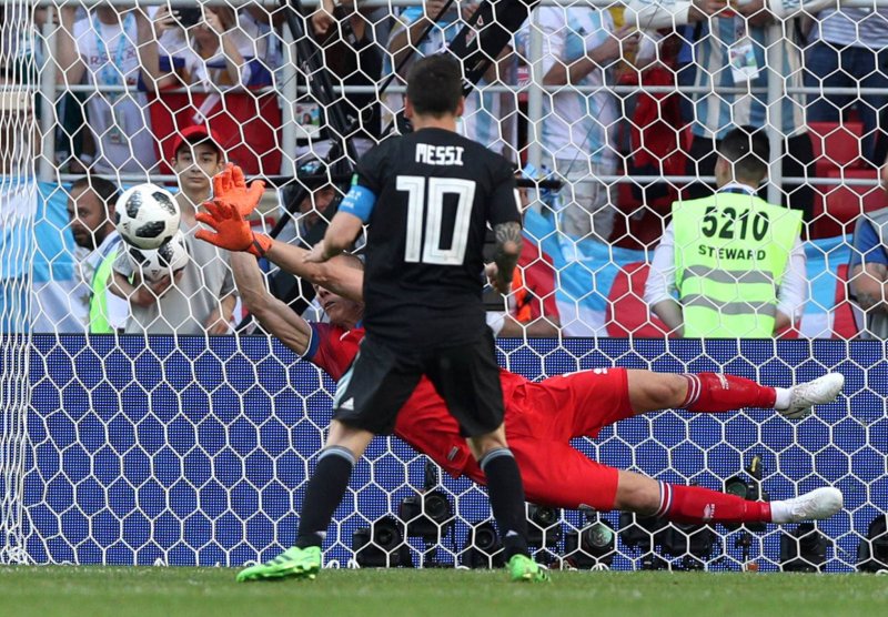 Messi perde pênalti e Argentina empata com a Islândia
