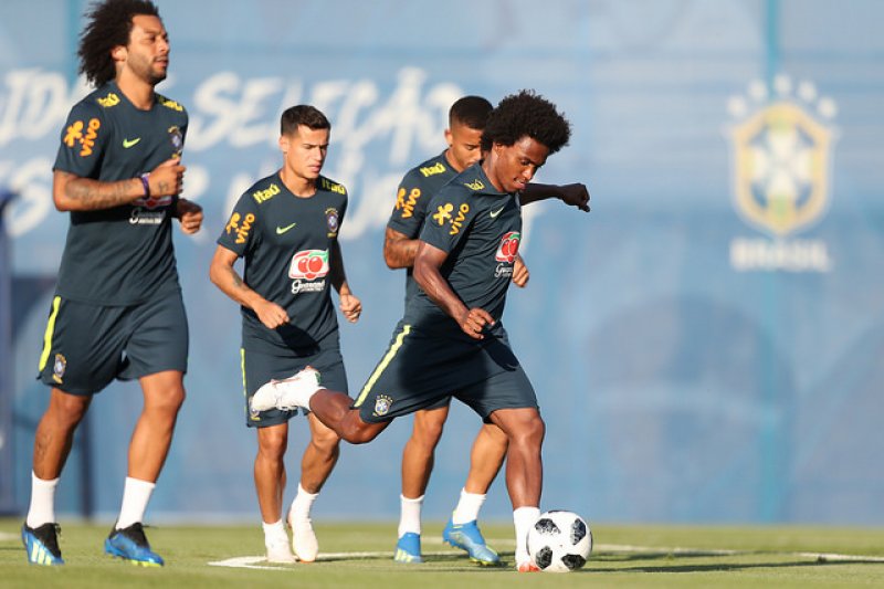 Sem Neymar no campo, Brasil se reapresenta após empate