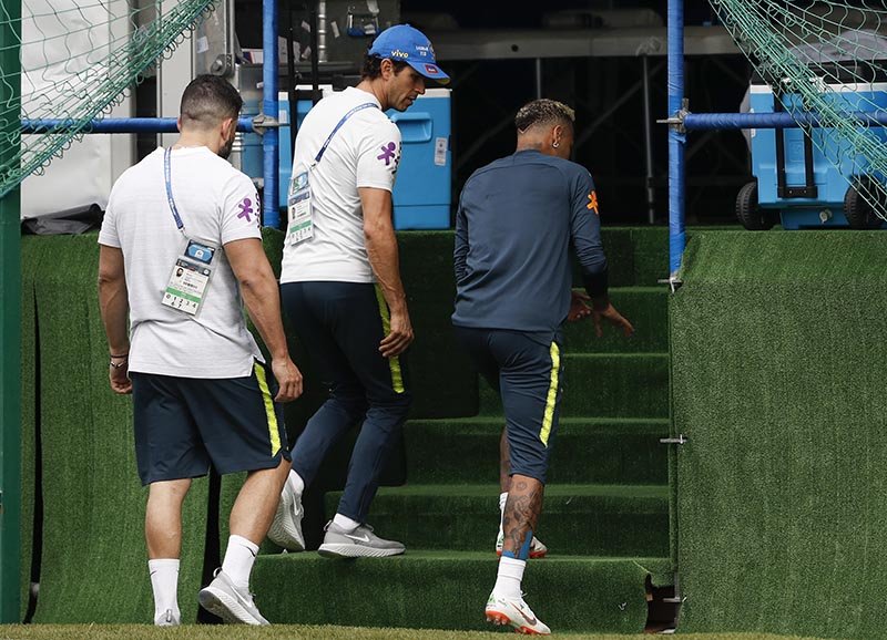 Neymar deixa treino mancando após sentir dores no tornozelo