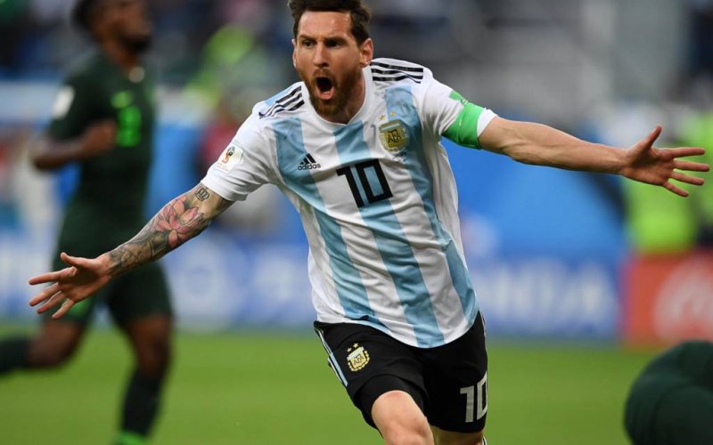 Argentina vence a Nigéria e segue viva