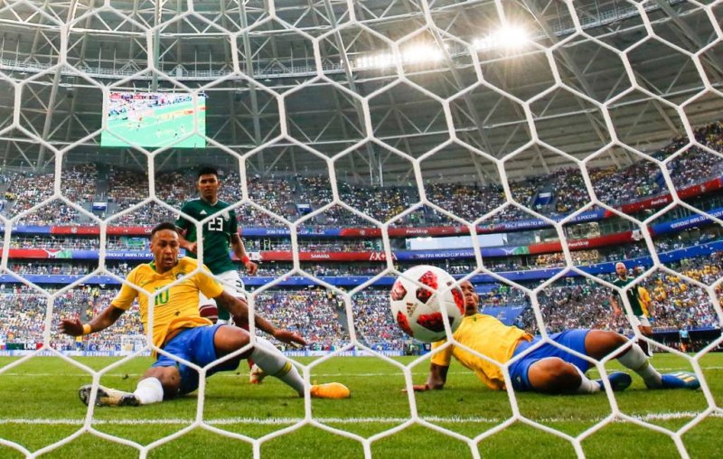 Brasil bate o México e avança às quartas