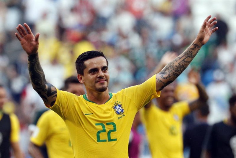 Corinthians negocia com lateral para possível saída de Fagner