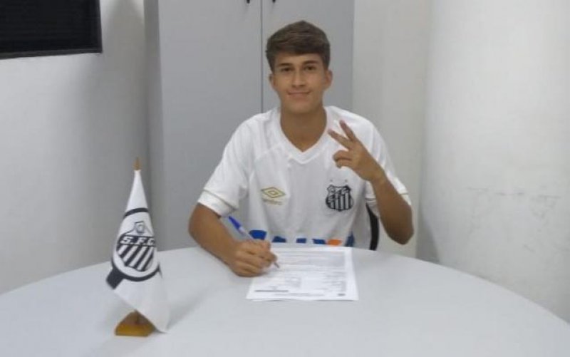 Penapolense assina contrato profissional com o Santos