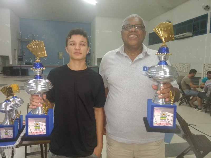 Domingão e Pedro Bragato são campeões do bate-fundo de truco