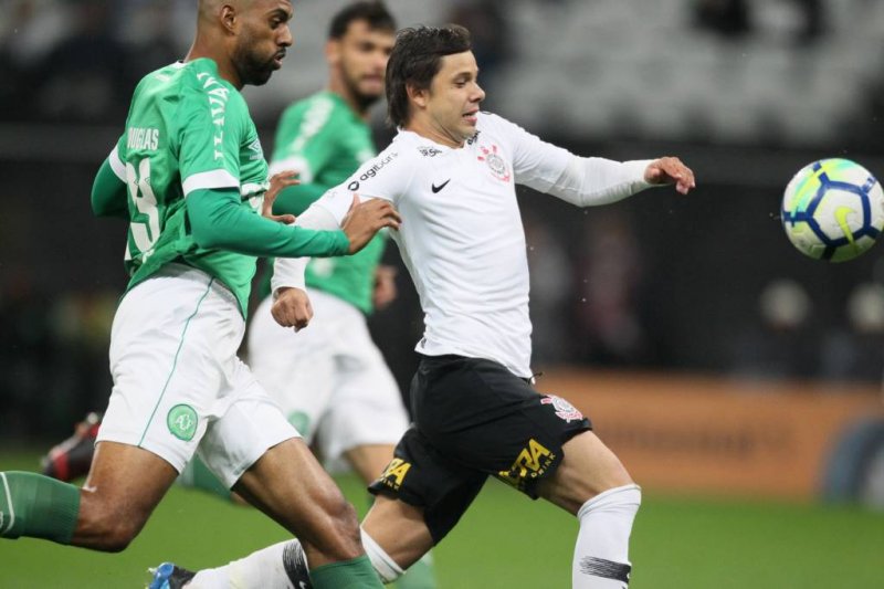 Corinthians pretende renovar contrato de Romero, mas sem pressa