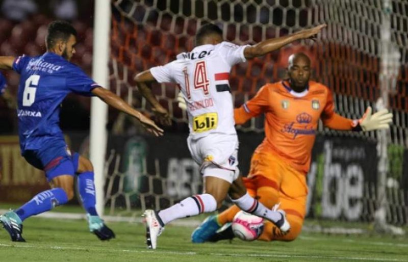 Penapolense dispensa e contrata jogadores