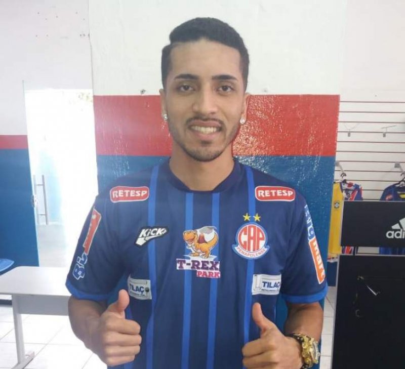 Juninho assina primeiro contrato profissional com o time capeano