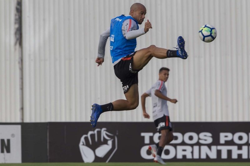 Osmar Loss aposta em Roger para substituir Romero no Corinthians