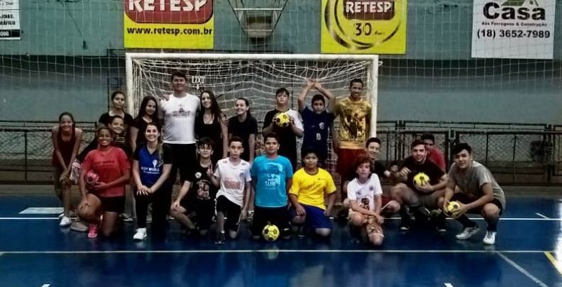 Handebol oferece aulas de iniciação