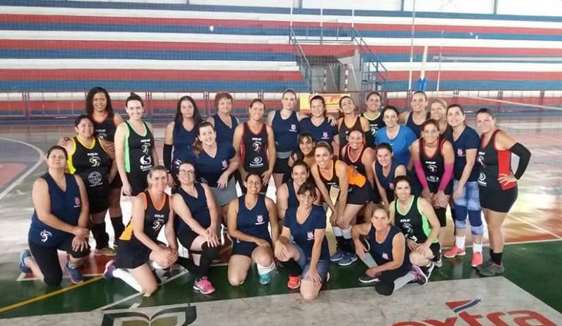 Vôlei Feminino Master realiza torneio interno