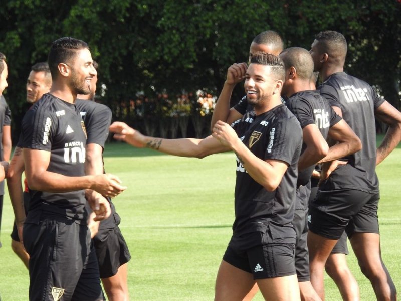 Bruno Peres treina no São Paulo, mas não deve encarar América/MG