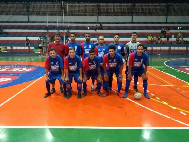 Futsal masculino perde, mas garante vaga