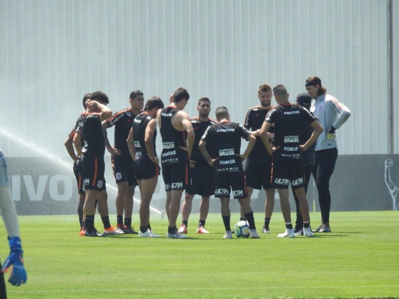 Jair Ventura volta a escalar o Corinthians com Douglas