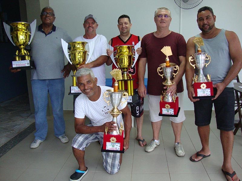 Clube Lago Azul premia melhores do truco