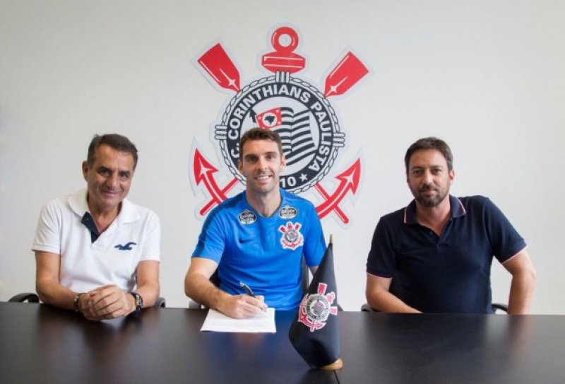 Mauro Boselli é oficialmente novo reforço do Timão
