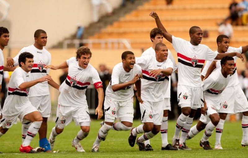 São Paulo vence Vasco nos pênaltis e é tetracampeão da Copinha