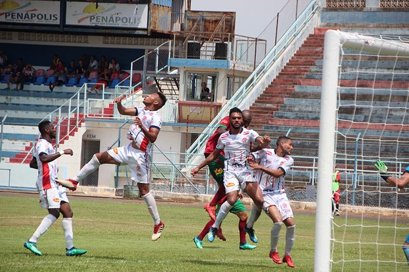 Penapolense perde; Thiago Oliveira cai e Edson Só assume