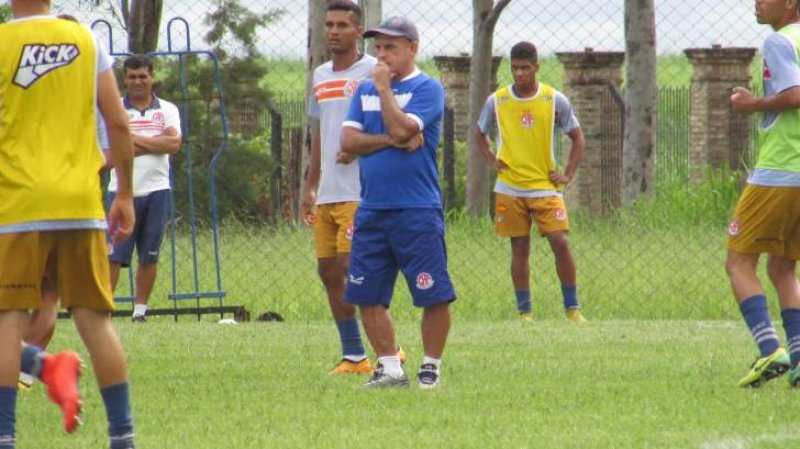 Edson Só diz que Penapolense brigará pela classificação