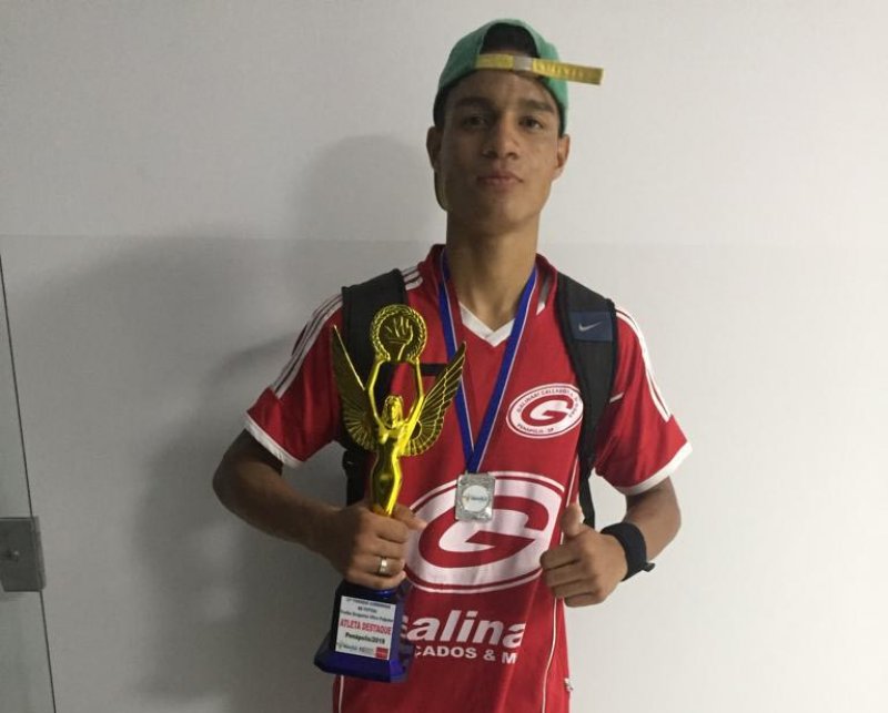 Weslly Miranda fica com o troféu de atleta destaque do Cobrinhas