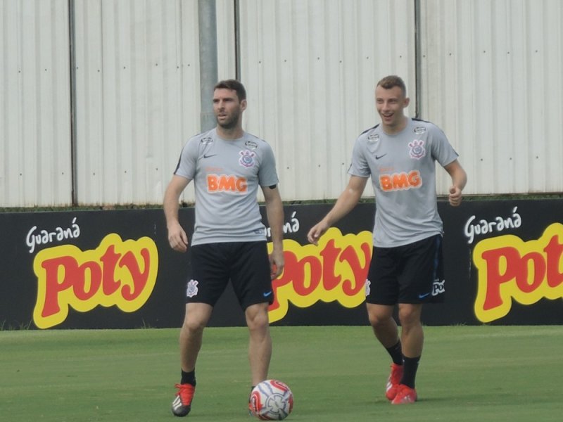 Carille escala defesa, mas deixa Corinthians indefinido