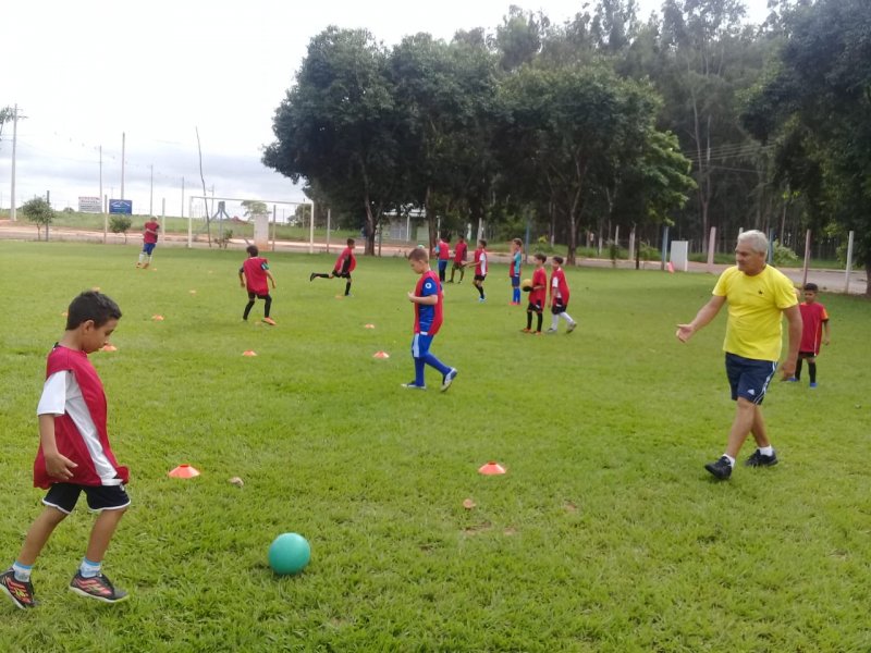 Escolinha de futebol movimenta os garotos do Jardim Tropical e região