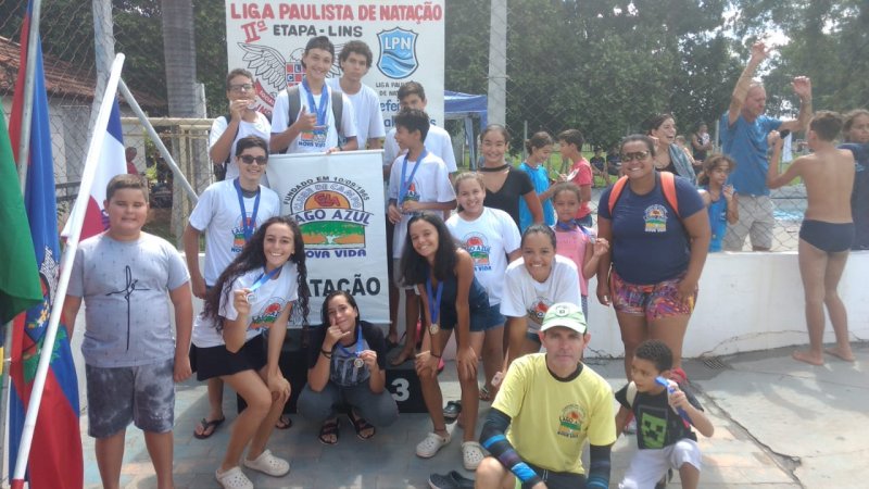 Nadadores do Lago Azul participam de evento em Lins