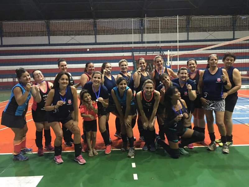 Inscritas no voleibol feminino master participam de festival no Gigante Azul