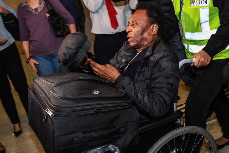 Pelé é encaminhado a hospital de São Paulo e passa por novos exames
