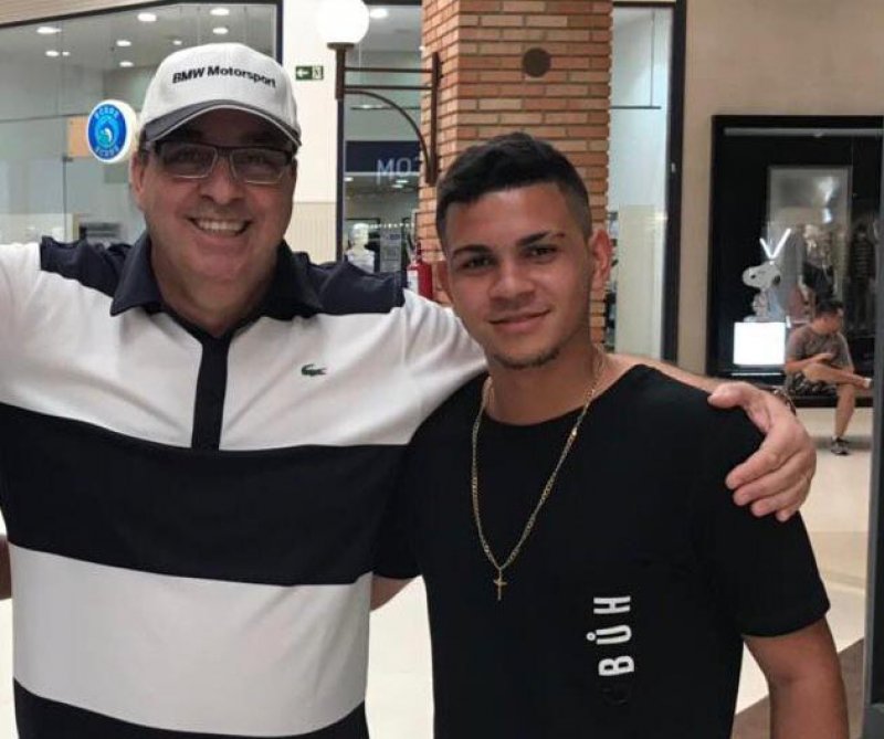 Lucas Thomaz assina contrato profissional com a Ponte Preta