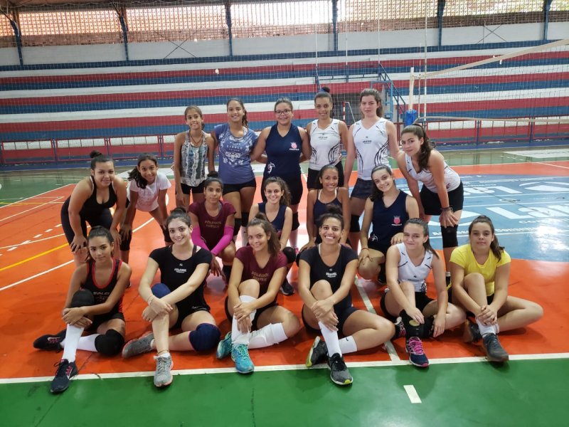 Alunas de voleibol feminino participam de torneio interno
