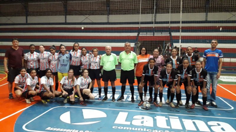 Futsal masculino vence e feminino perde