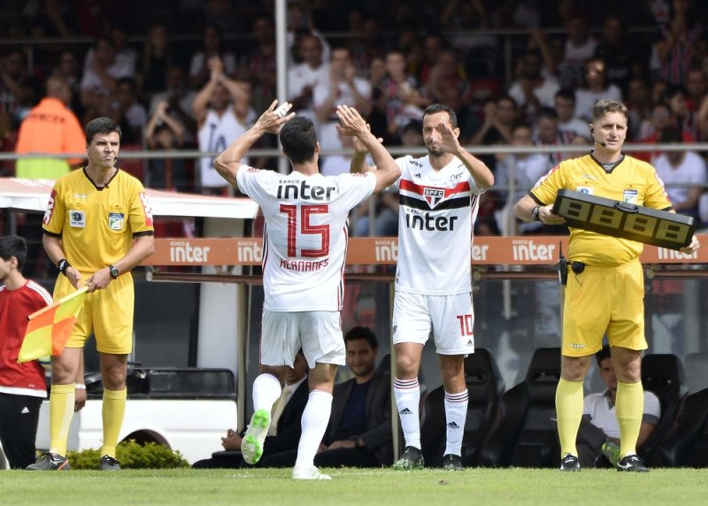 Hernanes sente incômodo na coxa e vira dúvida