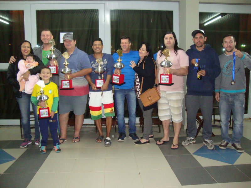 Veio e Silvério vencem torneio de truco no clube Lago Azul