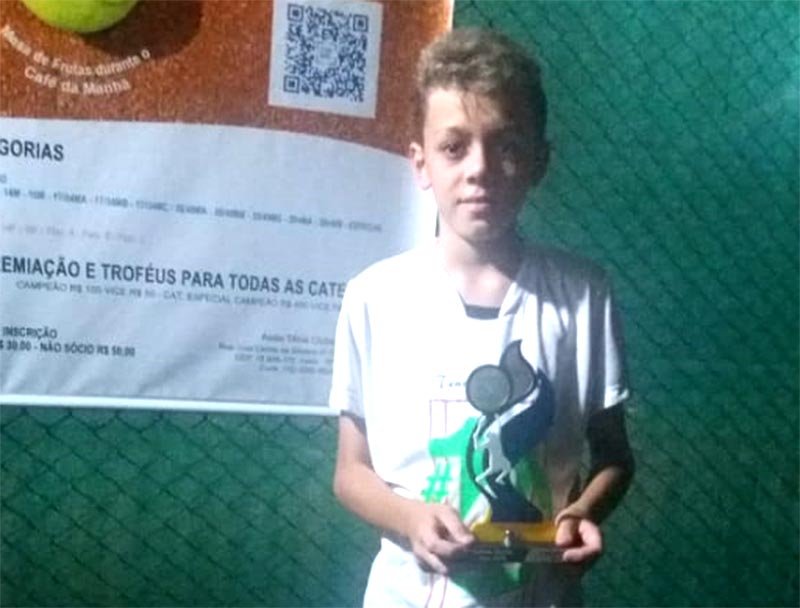 Tenista é campeão de torneio em Assis