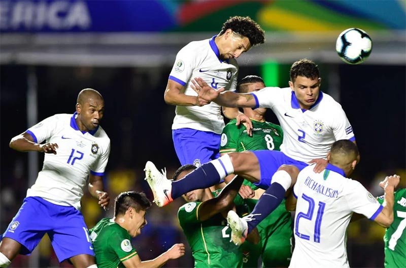 Tite sente vaias, mas aceita críticas da torcida em estreia