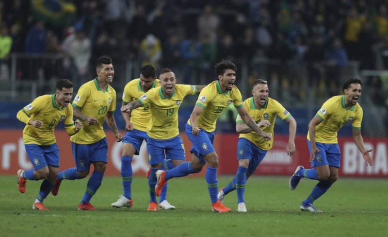 Thiago Silva elogia desempenho do Brasil e reprova gramado da Arena