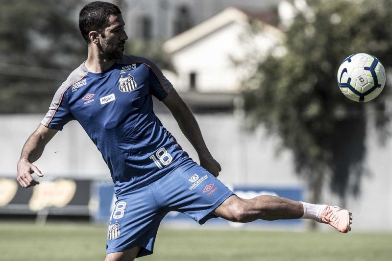 Sampaoli relaciona Evandro e dois garotos da base