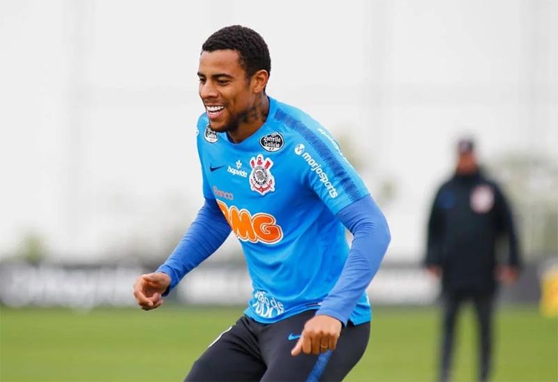 Dupla volta aos treinos e Corinthians fica com elenco completo