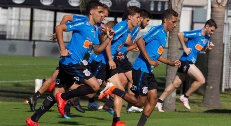 Carille esboça time com mudanças para jogo no Uruguai
