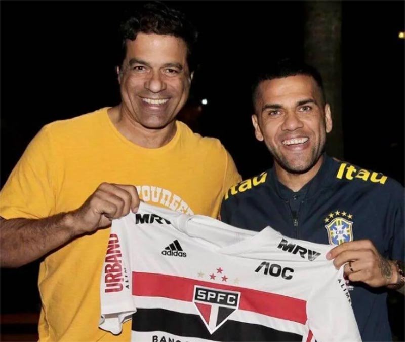 Daniel Alves será apresentado entre terça e quinta-feira