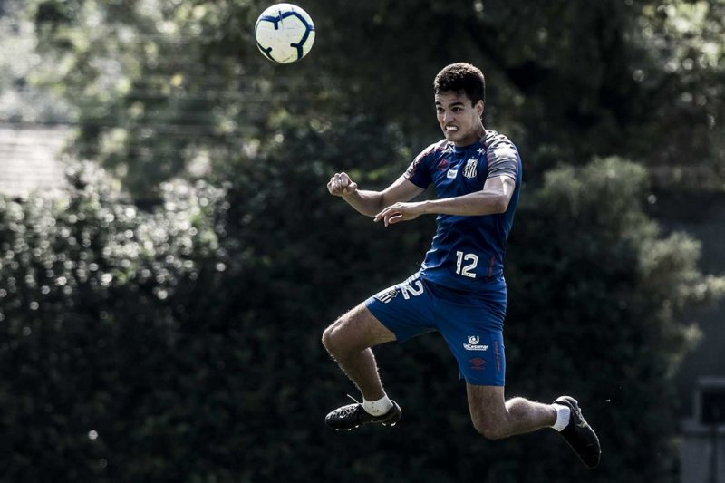 Santos tem quatro pendurados contra o Goiás