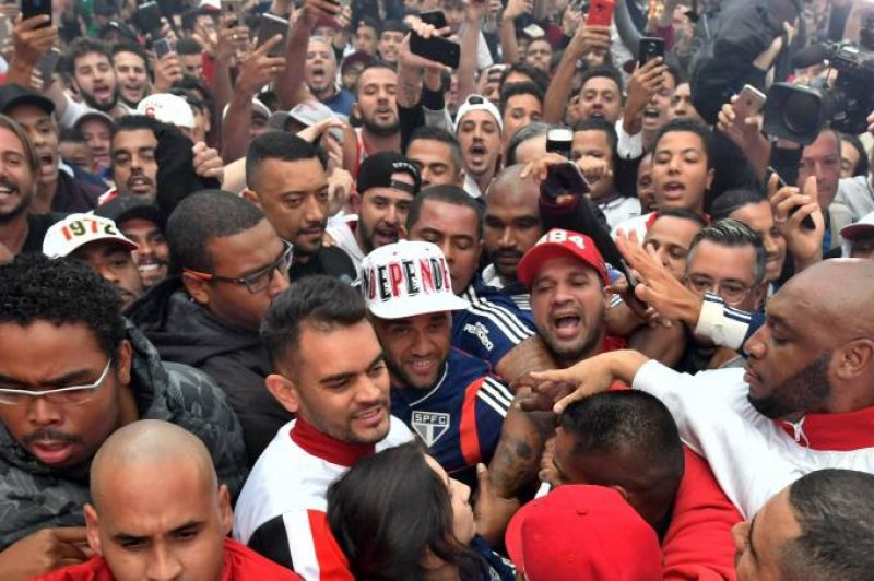 Daniel Alves é recebido por mar de são-paulinos em Congonhas
