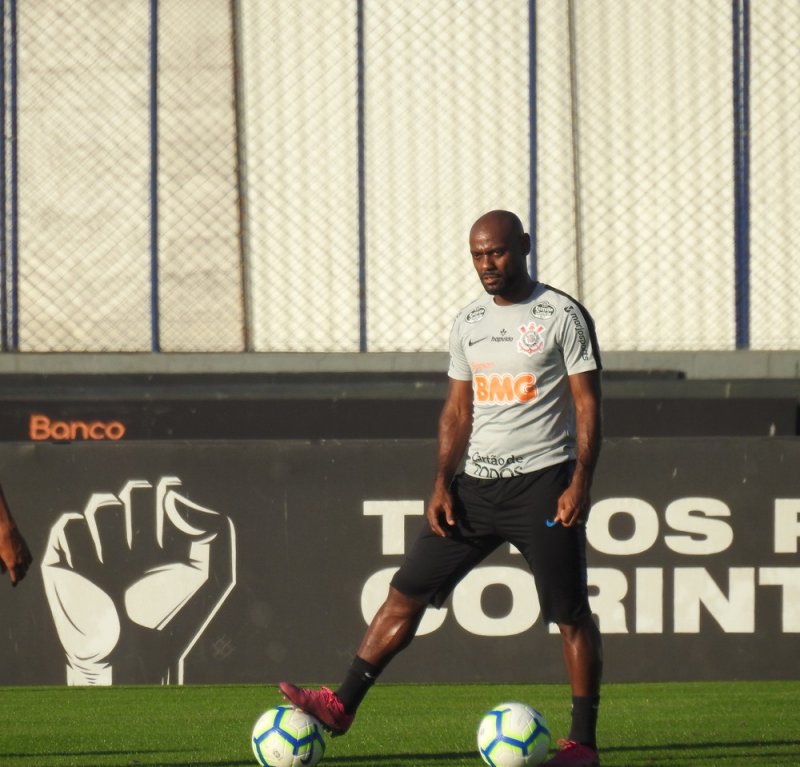 Sem Fagner, Carille muda quatro peças no Corinthians