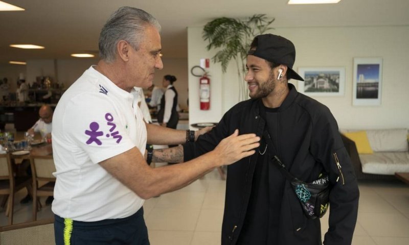 Neymar se apresenta à Seleção Brasileira para amistosos 