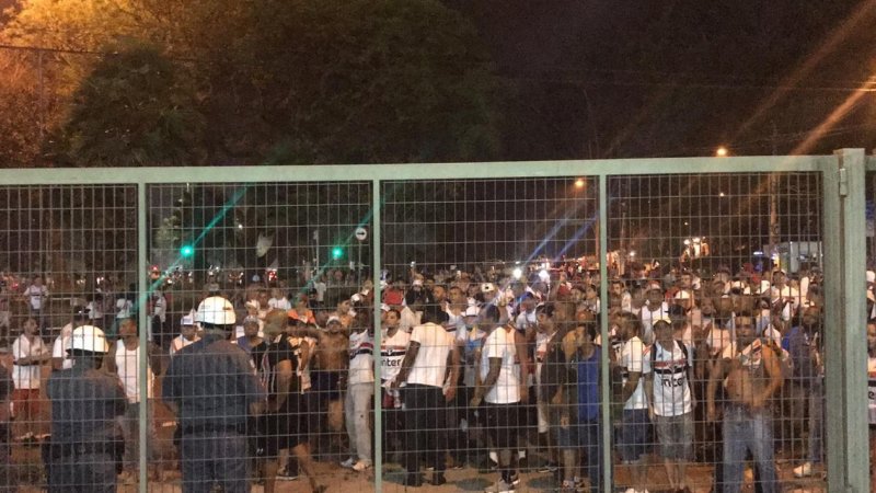 Torcida do São Paulo protesta contra o time na porta do Morumbi