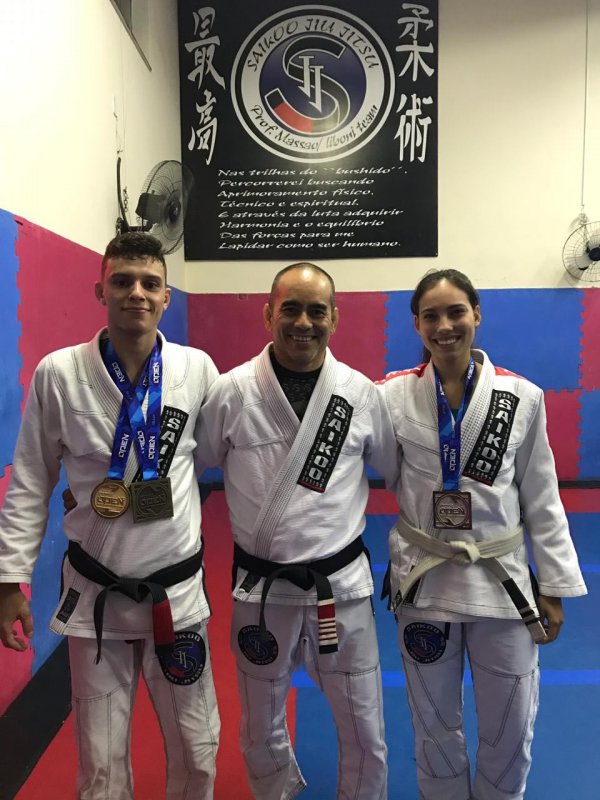 Ricardinho e Maria Eduarda conquistam medalhas em competição de jiu-jitsu