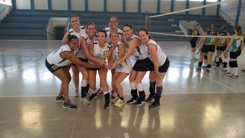 Equipe de Penápolis vence torneio de vôlei 