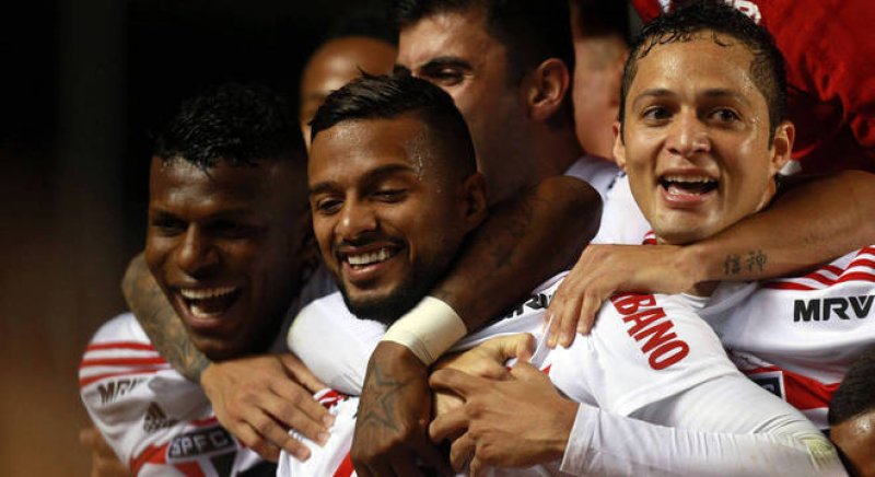São Paulo domina Corinthians e vence clássico no Morumbi