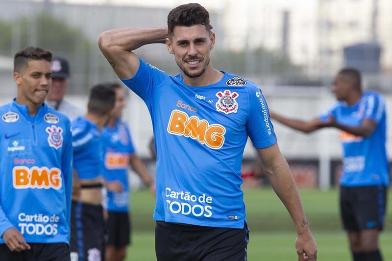 Carille promove a volta de Danilo Avelar no Corinthians